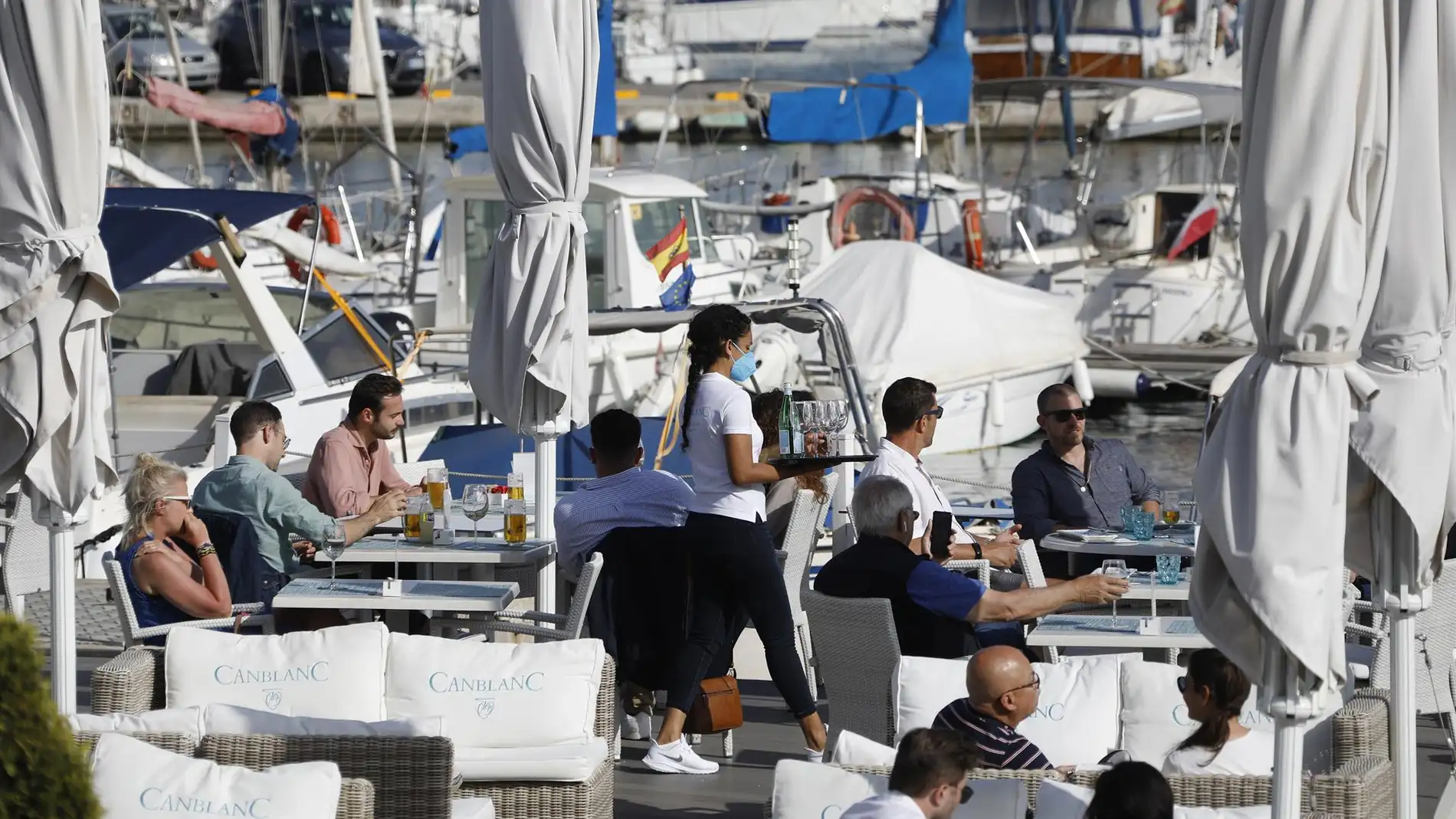 Turistas en la terraza de un bar en Palma