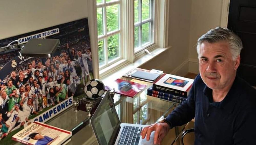 Ancelotti en su despacho
