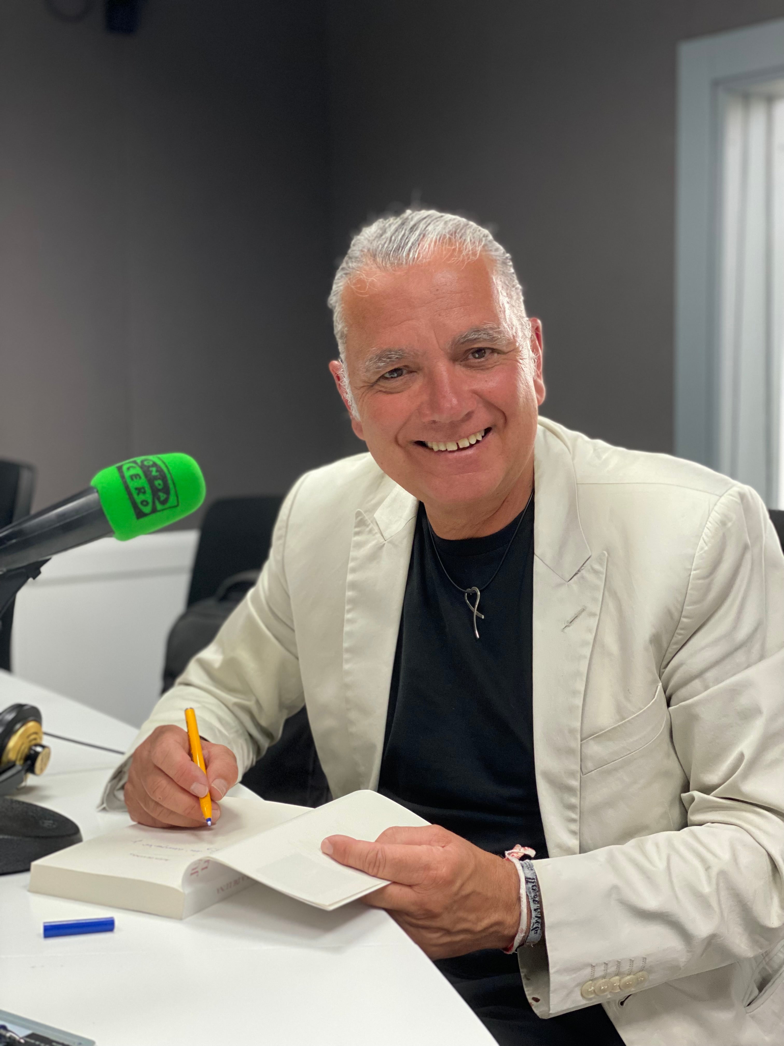 Juanra Lucas: "la ficción me libera de la realidad que cuento a diario" Juanra Lucas: "la ficción me libera de la realidad que cuento a diario"