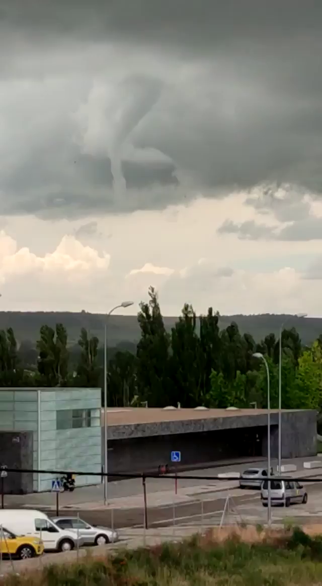 Vídeo: Tornado en el cielo de la capital palentina Vídeo: Tornado en el cielo de la capital palentina