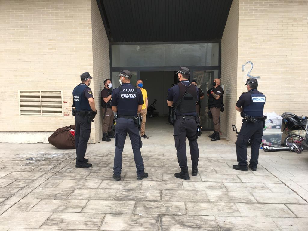 La Policía de La Vila desaloja a los últimos okupas de un edificio cercano al mercadillo La Policía de La Vila desaloja a los últimos okupas de un edificio cercano al mercadillo