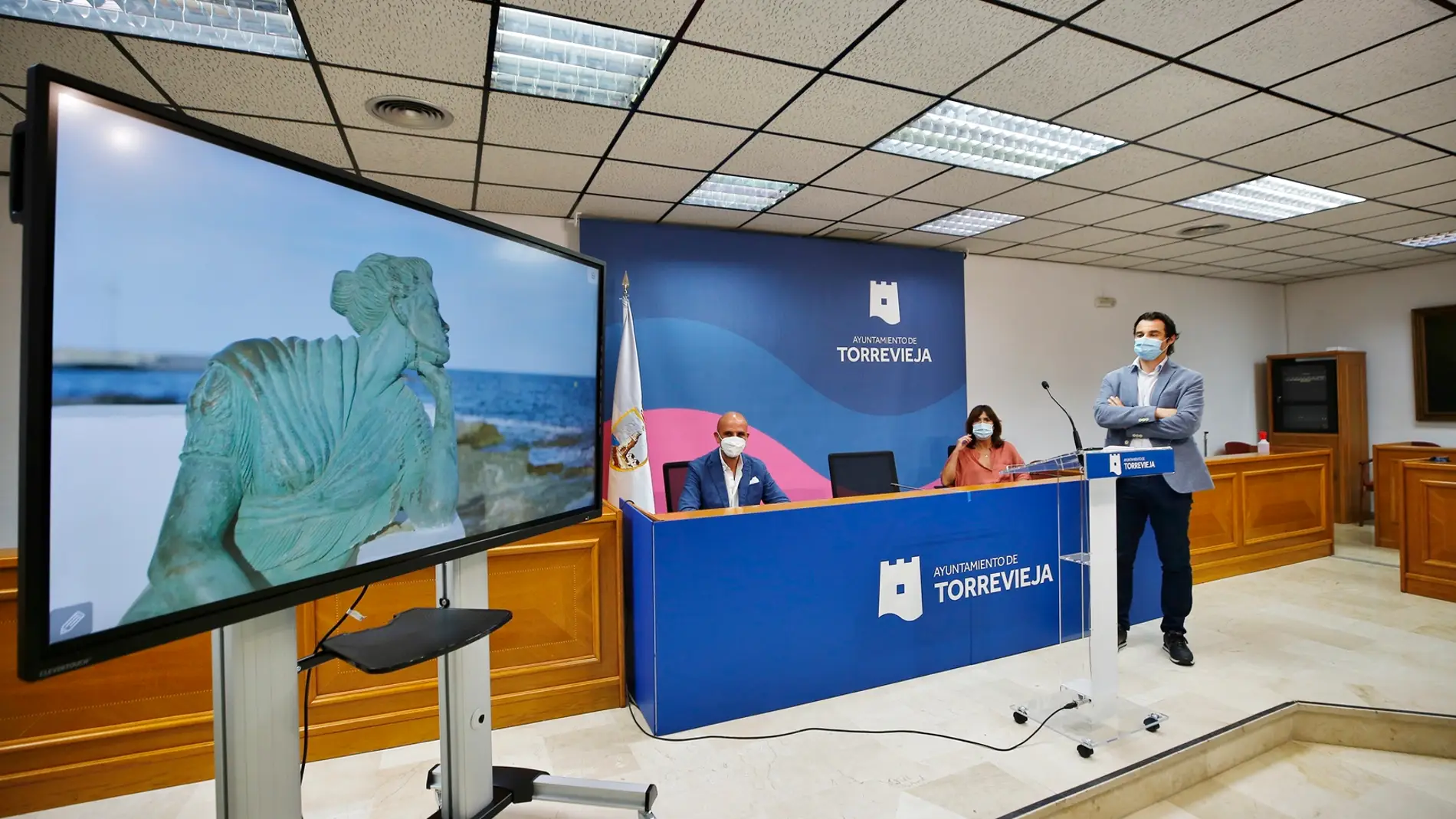 El alcalde ha destacado que con esta nueva imagen se ha intentado “entrar en el corazón de Torrevieja”, moderna, contemporánea y emprendedora 