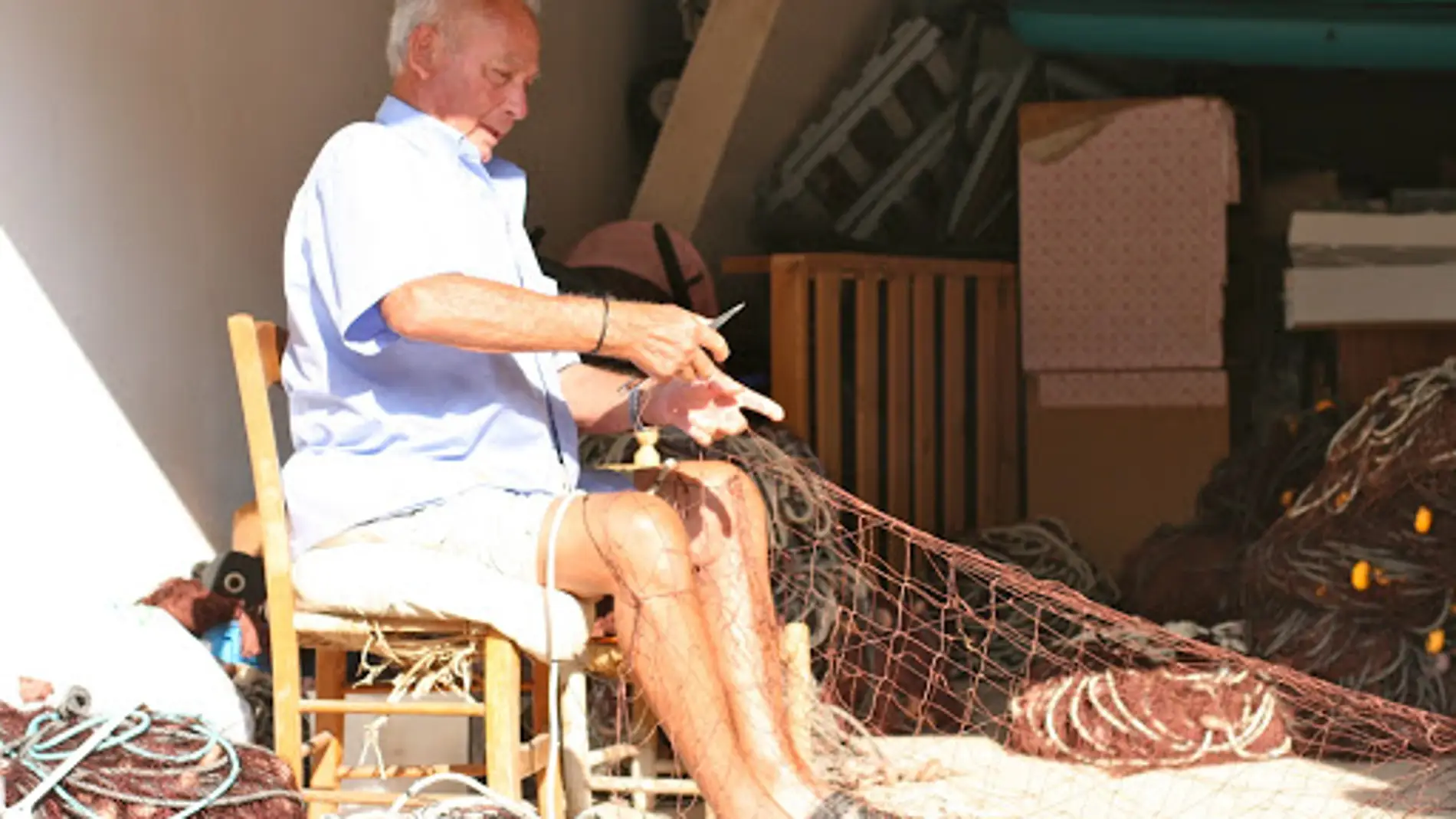 Pescador de Menorca preparando el material para faenar. 