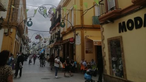 La calle De la Plaza de Puerto Real, engalanada con motivos feriantes La calle De la Plaza de Puerto Real, engalanada con motivos feriantes