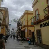 La calle De la Plaza de Puerto Real, engalanada con motivos feriantes La calle De la Plaza de Puerto Real, engalanada con motivos feriantes