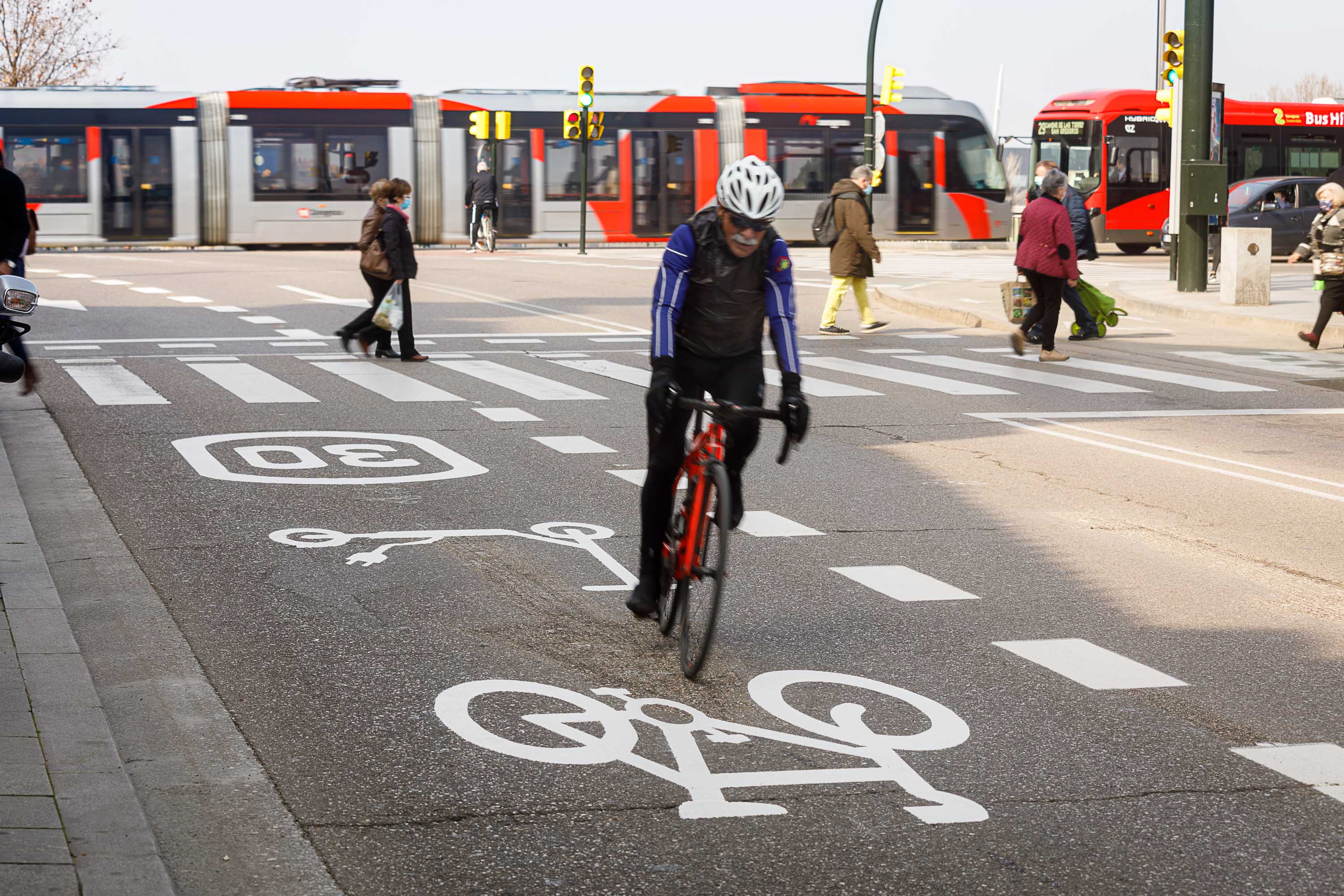 Las bicicletas y los patinetes se han impuesto durante la pandemia en las ciudades Las bicicletas y los patinetes se han impuesto durante la pandemia en las ciudades