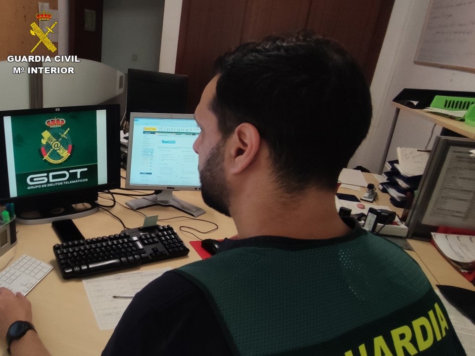 La operación se ha saldado con cinco detenidos en las localidades de Torrevieja en Alicante, Corvera ( Región de Murcia) e Ibiza (Islas Baleares) La operación se ha saldado con cinco detenidos en las localidades de Torrevieja en Alicante, Corvera ( Región de Murcia) e Ibiza (Islas Baleares)