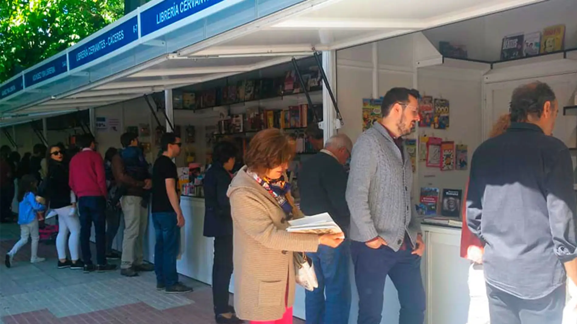 El Paseo de Cánovas se convierte un año más en el epicentro de la literatura en la ciudad con la XXI Feria del Libro