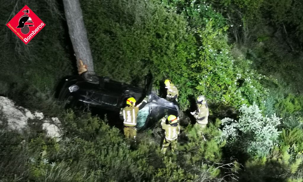 Dos heridos al caer por un barranco de 10 metros de altura en Alcoy Dos heridos al caer por un barranco de 10 metros de altura en Alcoy