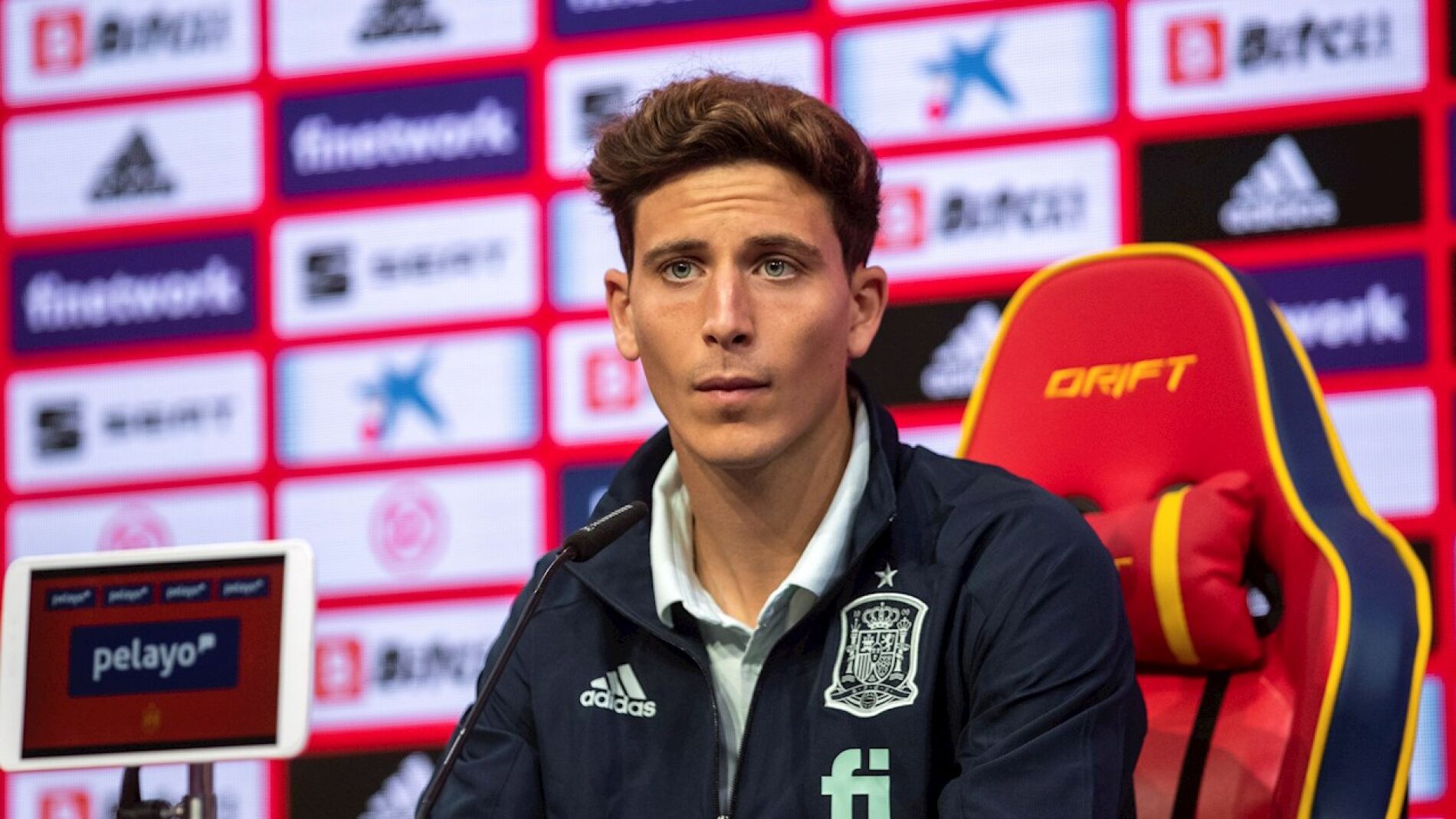 El jugador de la selección española, Pau Torres, comparece ante los medios