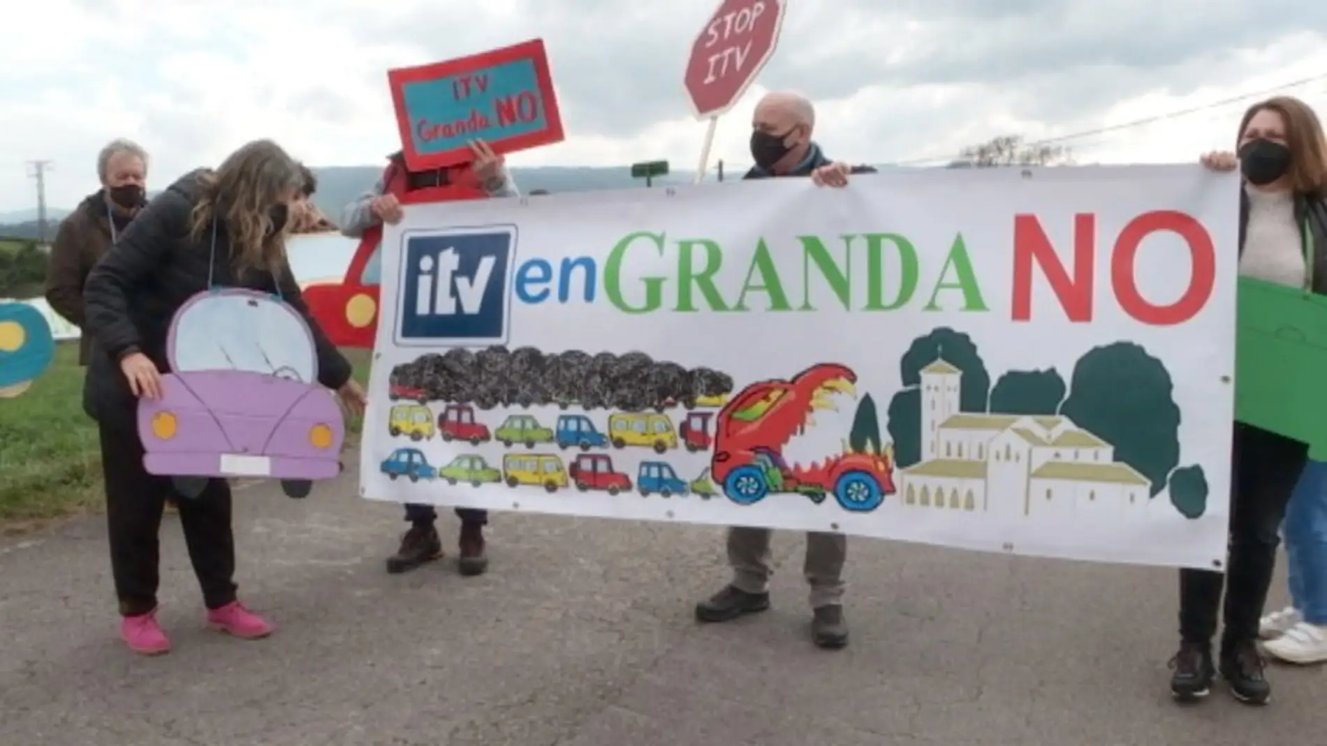 Protesta de los vecinos de Granda contra la instalación de una ITV en la parroquia rura