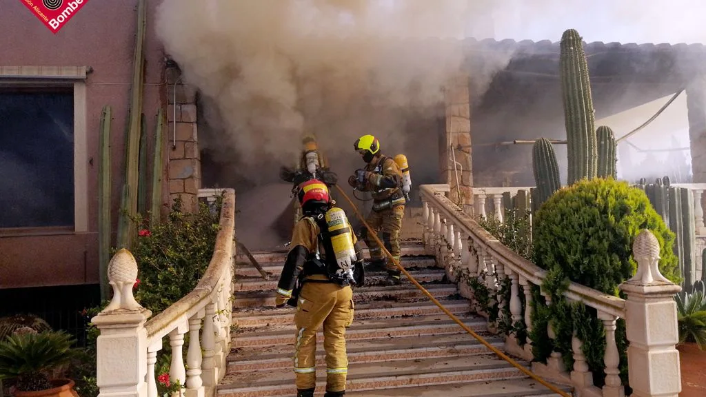 Bomberos en el incendio del chalé de Elche. Bomberos en el incendio del chalé de Elche.
