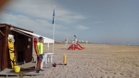 Puesto de socorrismo en una playa de Elche.