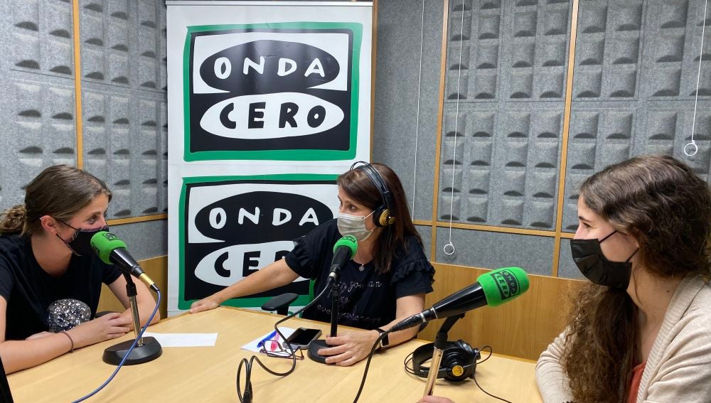 Naiara Urra y Beatriz Díaz con Marisa Lacabe