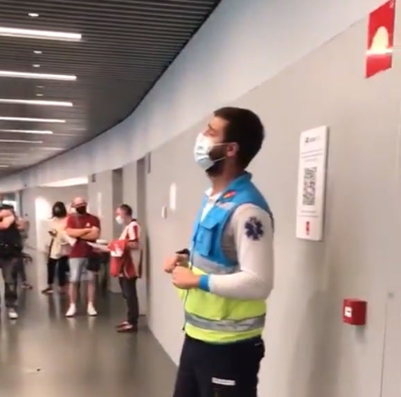 "No sé quién es, pero es un crack": El divertido y aplaudido discurso de un enfermero a los recién vacunados "No sé quién es, pero es un crack": El divertido y aplaudido discurso de un enfermero a los recién vacunados