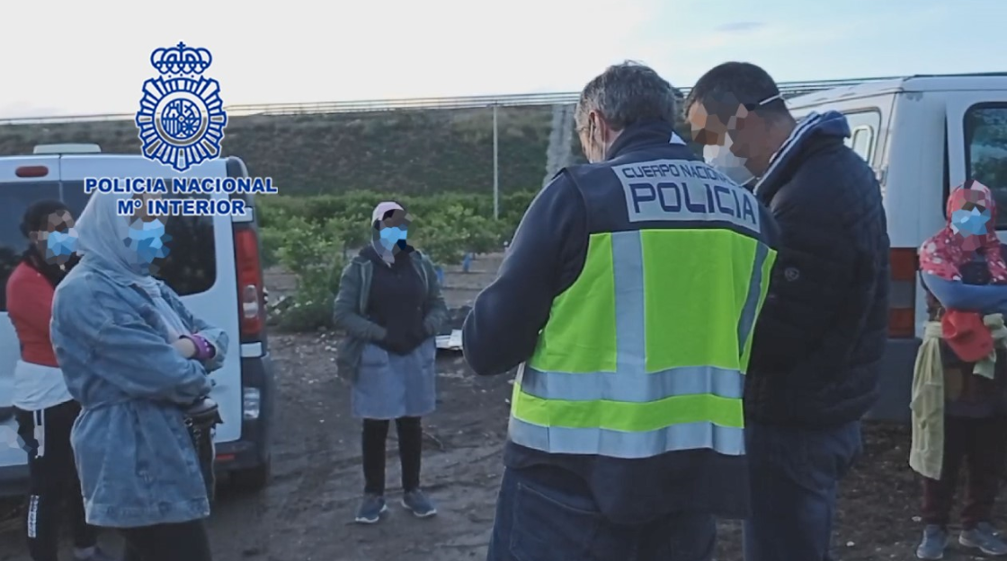La Policía Nacional detiene al encargado y al capataz de una finca agrícola en Jumilla, como presuntos responsables de abusos sexuales a una de sus empleadas La Policía Nacional detiene al encargado y al capataz de una finca agrícola en Jumilla, como presuntos responsables de abusos sexuales a una de sus empleadas