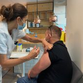 Una enfermera del Punto de vacunación instalado en Son Espases, administra la dosis de una vacuna contra la covid-19 a un paciente. 