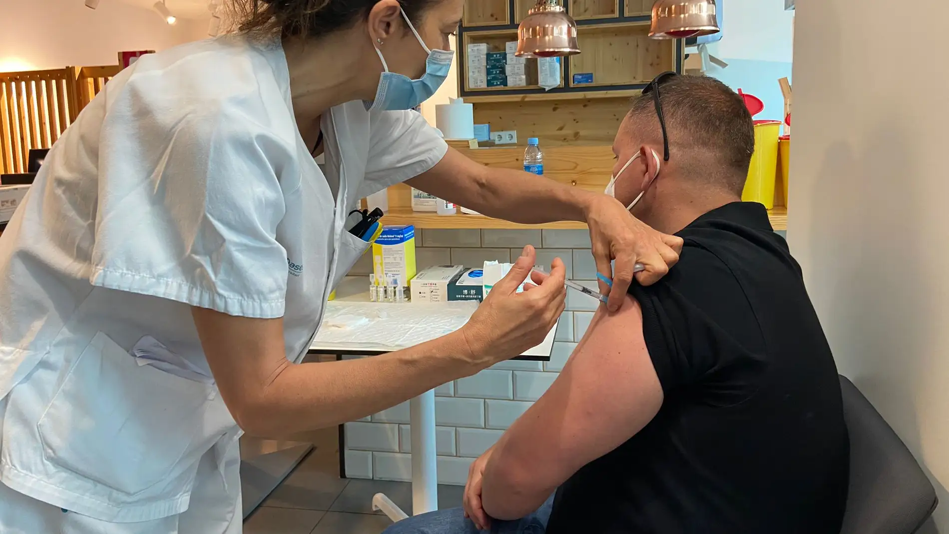 Una enfermera del Punto de vacunación instalado en Son Espases, administra la dosis de una vacuna contra la covid-19 a un paciente. 