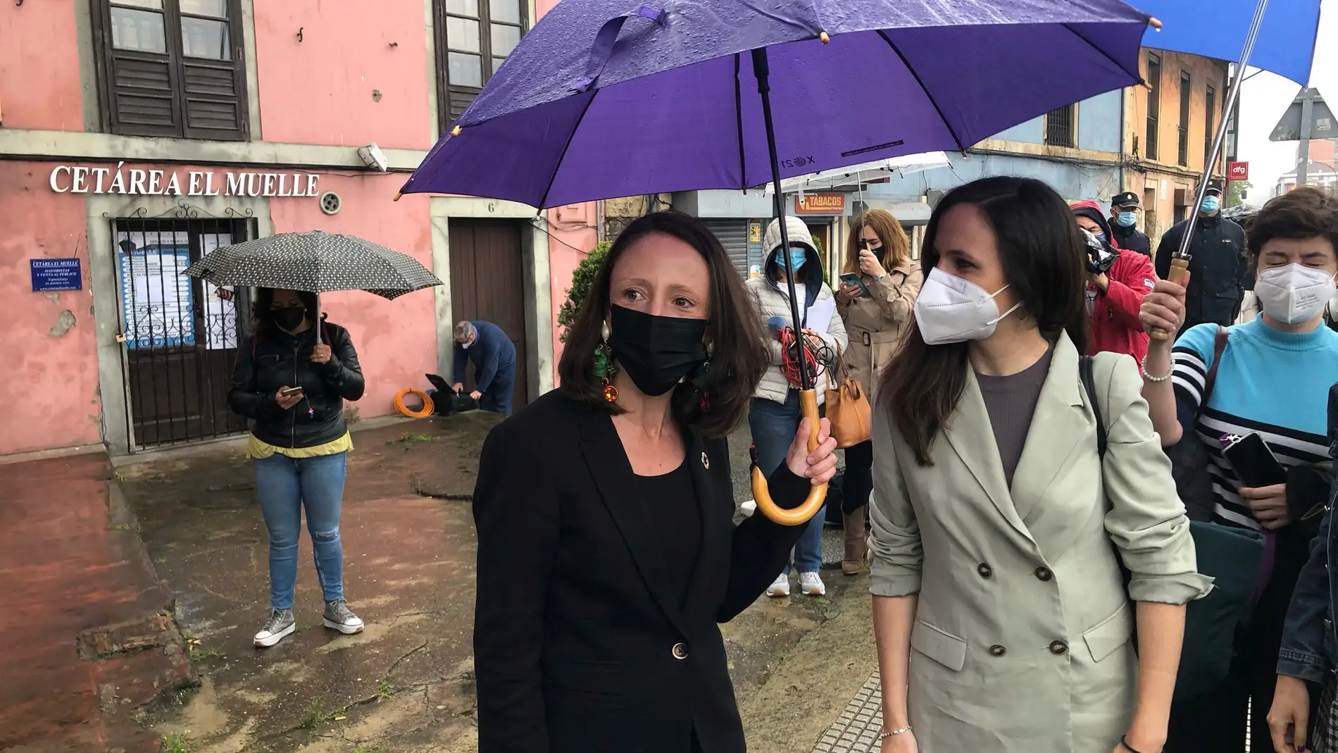 La ministra de Derechos Sociales Ione Belarra defiende en Avilés el plan de choque de dependencia junto a la consejera Melania Álvarez