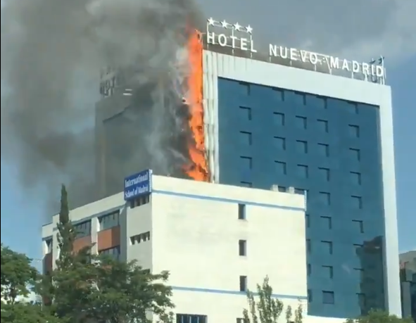 Aparatoso incendio en el Hotel Nuevo Madrid situado junto a la M-30 Aparatoso incendio en el Hotel Nuevo Madrid situado junto a la M-30