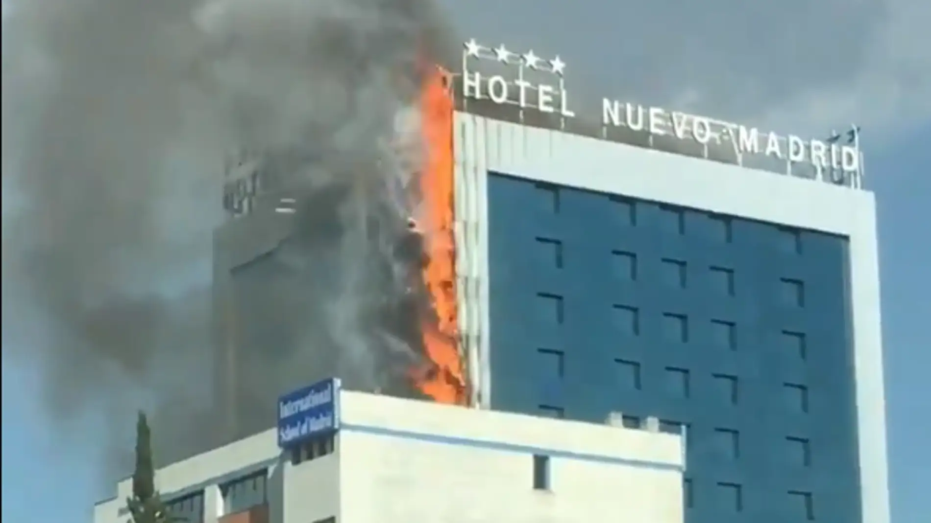 Aparatoso incendio en el Hotel Nuevo Madrid situado junto a la M-30