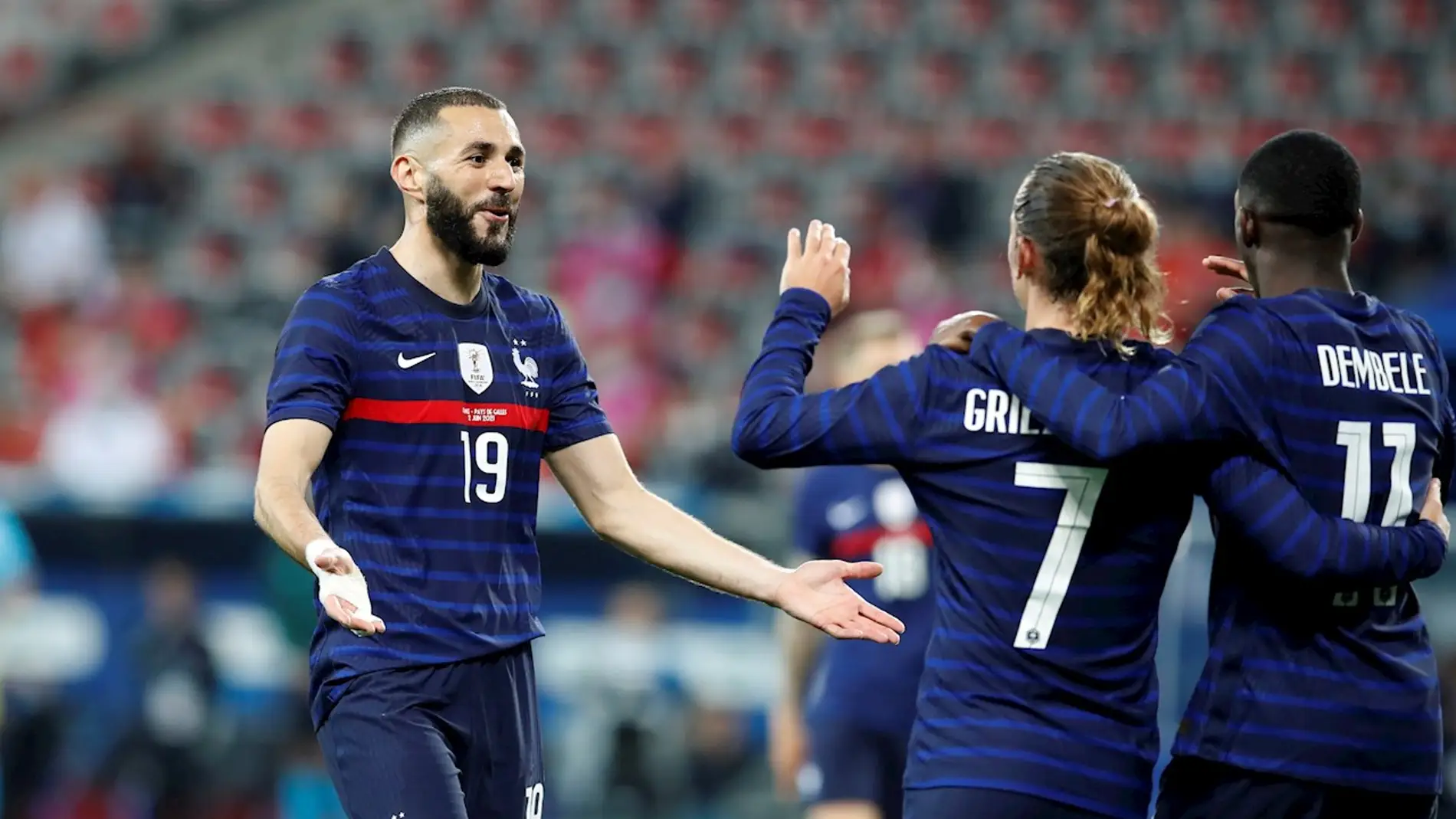 Benzema celebra un gol de Francia junto a Griezmann y Dembele