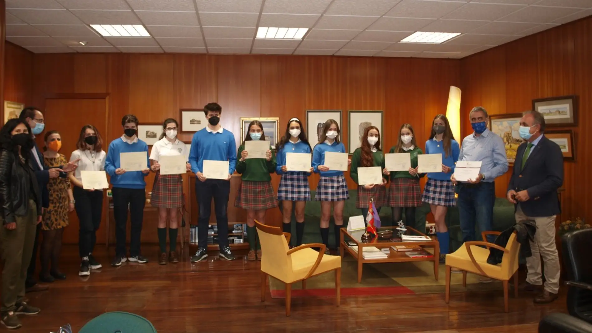 La Junta entrega el diploma del Certamen ‘Liga Debate’ a los ganadores del CC Santo Angel