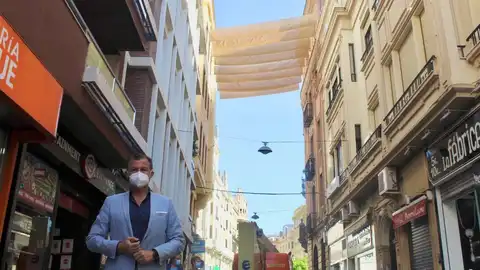David Dorado. Delegado de Infraestructuras Colocación de toldos en las calles del centro
