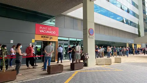 Imagen de archivo. Largas colas de personas que esperan turno para ser vacunadas, en el Punto de vacunación especial que se ha habilitado en el Hospital de Son Espases.