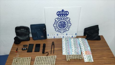 Efectos intervenidos por la Policía Nacional a los detenidos en Elche. Efectos intervenidos por la Policía Nacional a los detenidos en Elche.