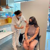 Una enfermera del Punto de vacunación instalado en Son Espases, administra la dosis de una vacuna contra la covid-19 a una paciente. 