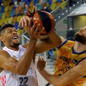 El madridista Tavares pelea un balón en el duelo ante Gran Canaria El madridista Tavares pelea un balón en el duelo ante Gran Canaria