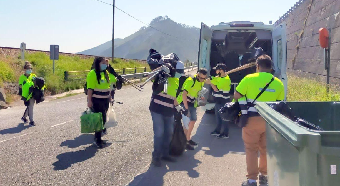 El programa Joven Ocúpate de Langreo realiza prácticas en las playas de Llanes El programa Joven Ocúpate de Langreo realiza prácticas en las playas de Llanes