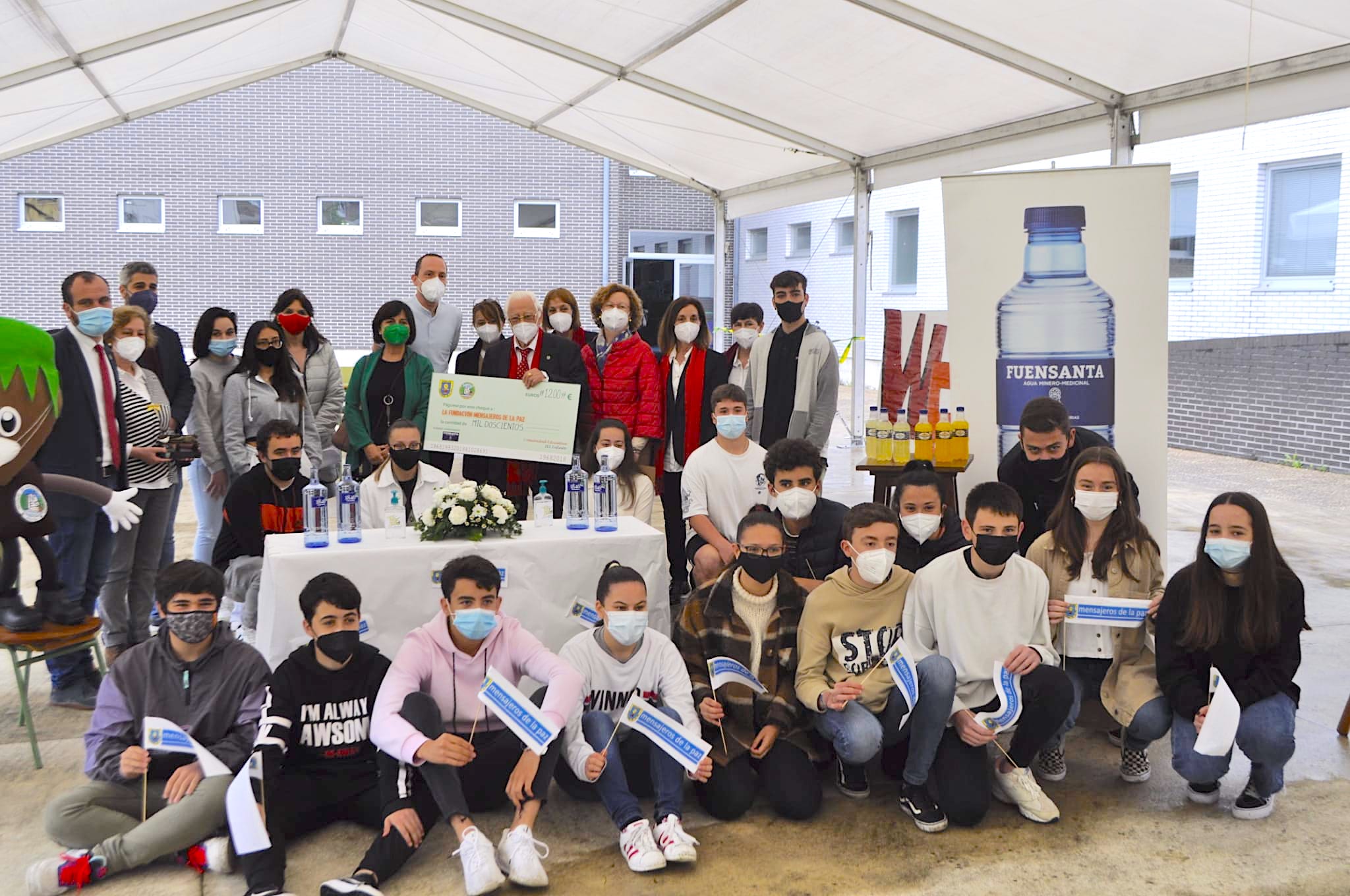 El Padre Ángel agradece en los micrófonos de Onda Cero el gesto solidario del Instituto de Infiesto El Padre Ángel agradece en los micrófonos de Onda Cero el gesto solidario del Instituto de Infiesto