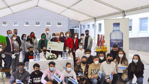 El Padre &Aacute;ngel posa con el donativo