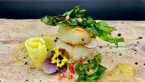 Vieiras con escabeche de pi&ntilde;a y tierra de aceitunas negras