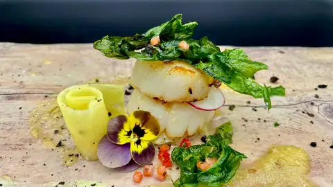 Vieiras con escabeche de piña y tierra de aceitunas negras Vieiras con escabeche de piña y tierra de aceitunas negras