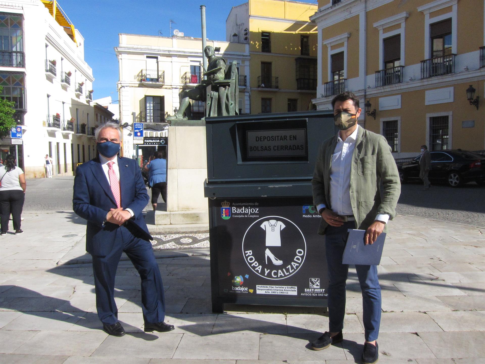 La ciudad de Badajoz cuenta con 10 contenedores repartidos por las barriadas para la recogida de ropa y calzado La ciudad de Badajoz cuenta con 10 contenedores repartidos por las barriadas para la recogida de ropa y calzado