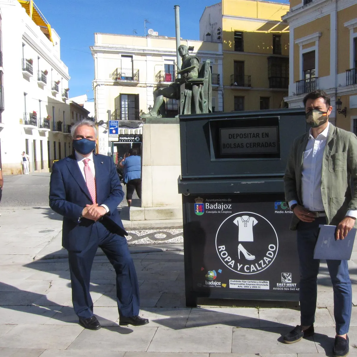 Nublado operador Continuar La ciudad de Badajoz cuenta con 10 contenedores repartidos por las  barriadas para la recogida de ropa y calzado | Onda Cero Radio