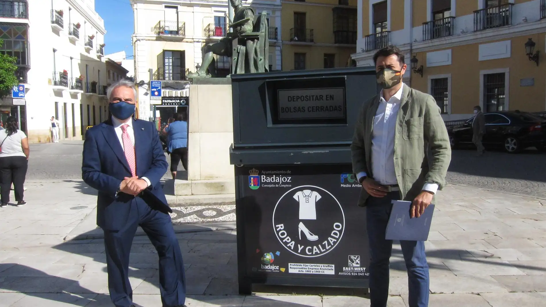 ciudad de Badajoz cuenta con 10 contenedores repartidos por las barriadas para la recogida de ropa y calzado | Onda Cero Radio