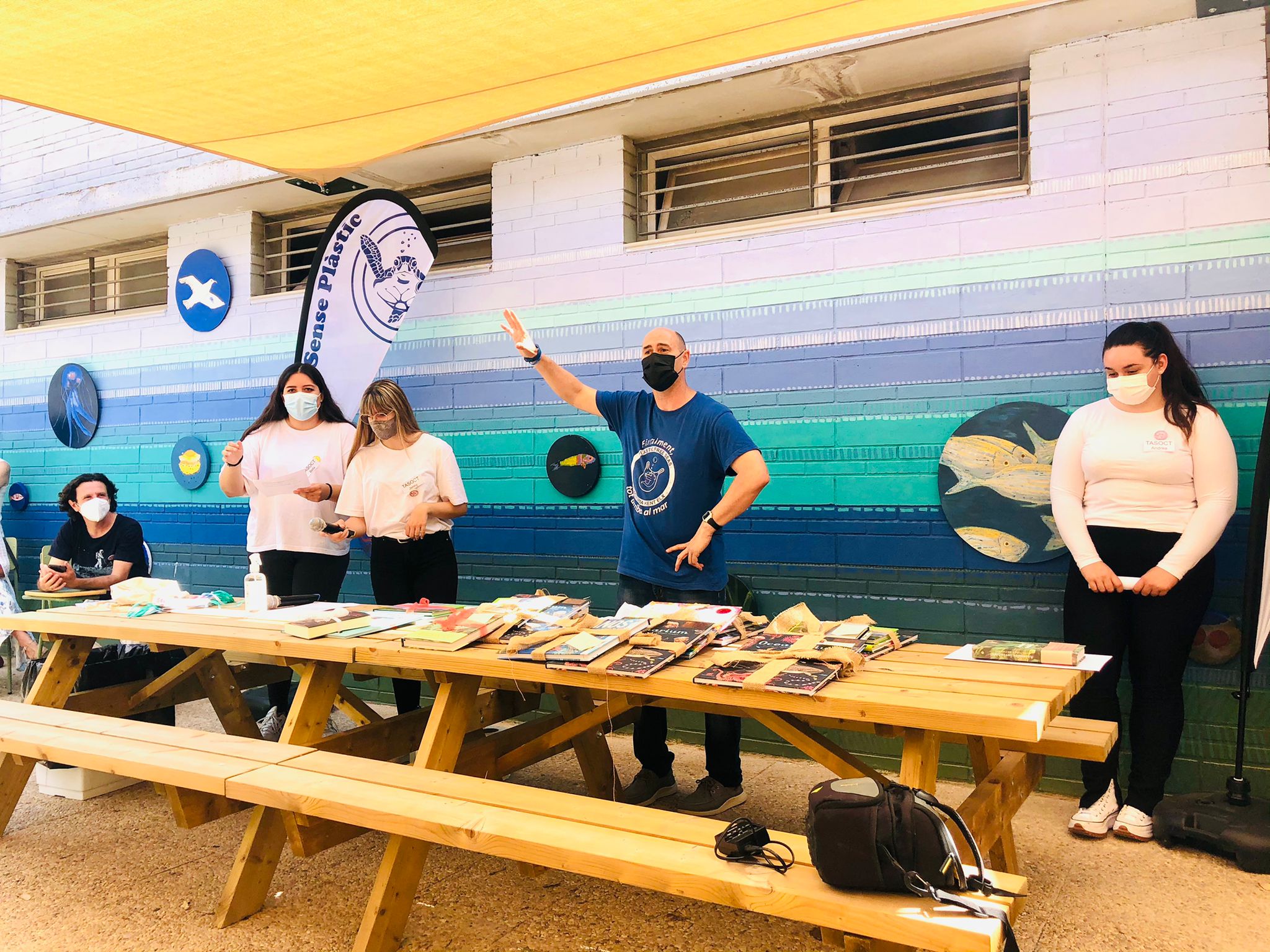 El IES Victoria Kent de Elche inaugura un Aula de Naturaleza dentro de su campaña 'Mar sense plàstic' El IES Victoria Kent de Elche inaugura un Aula de Naturaleza dentro de su campaña 'Mar sense plàstic'