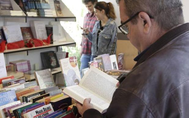 Cánovas acoge la Feria del Libro hasta el sábado 12 Cánovas acoge la Feria del Libro hasta el sábado 12
