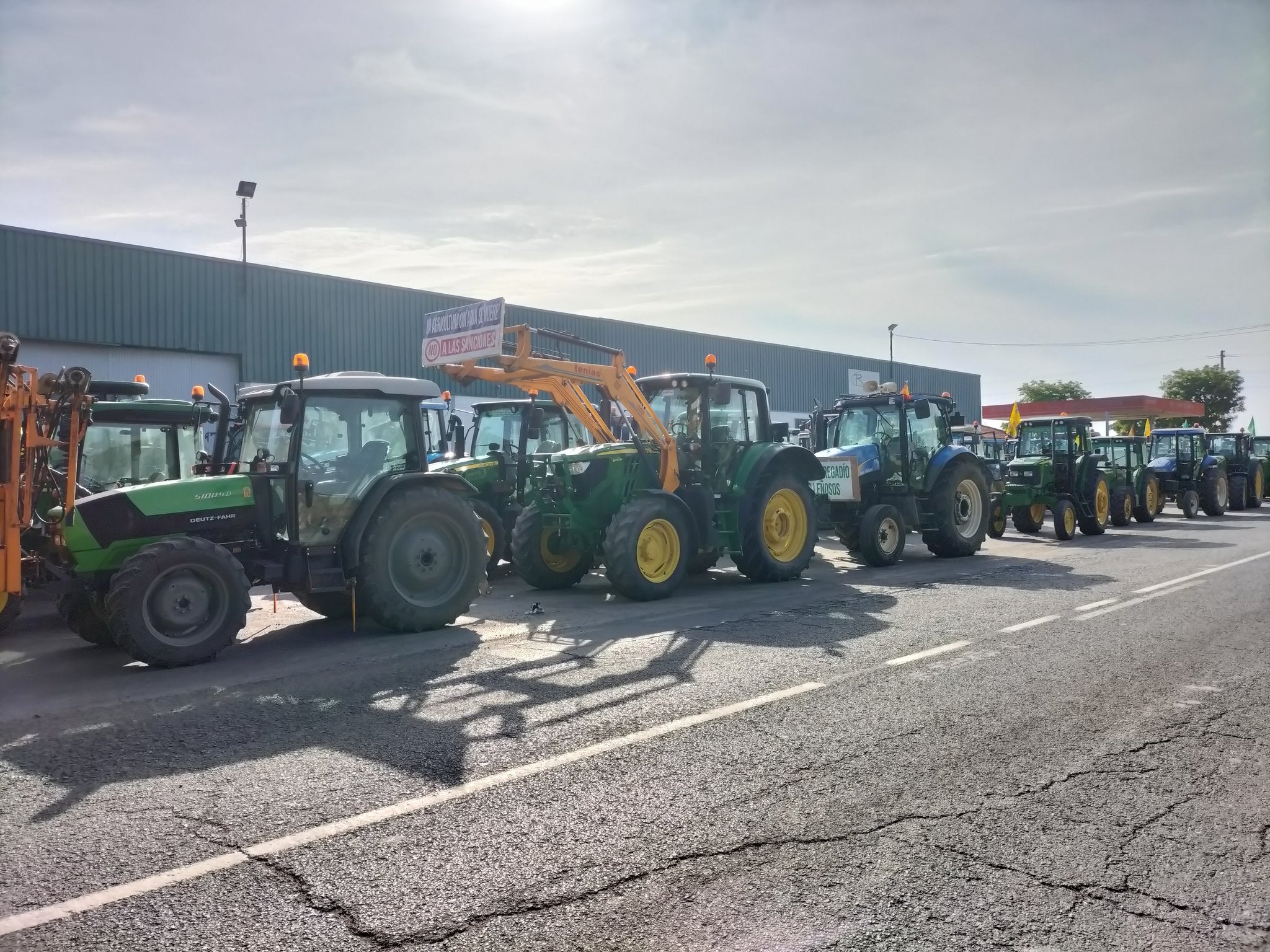 200 tractores marchan por Villarrubia para pedir más agua y menos sanciones para los agricultores 200 tractores marchan por Villarrubia para pedir más agua y menos sanciones para los agricultores
