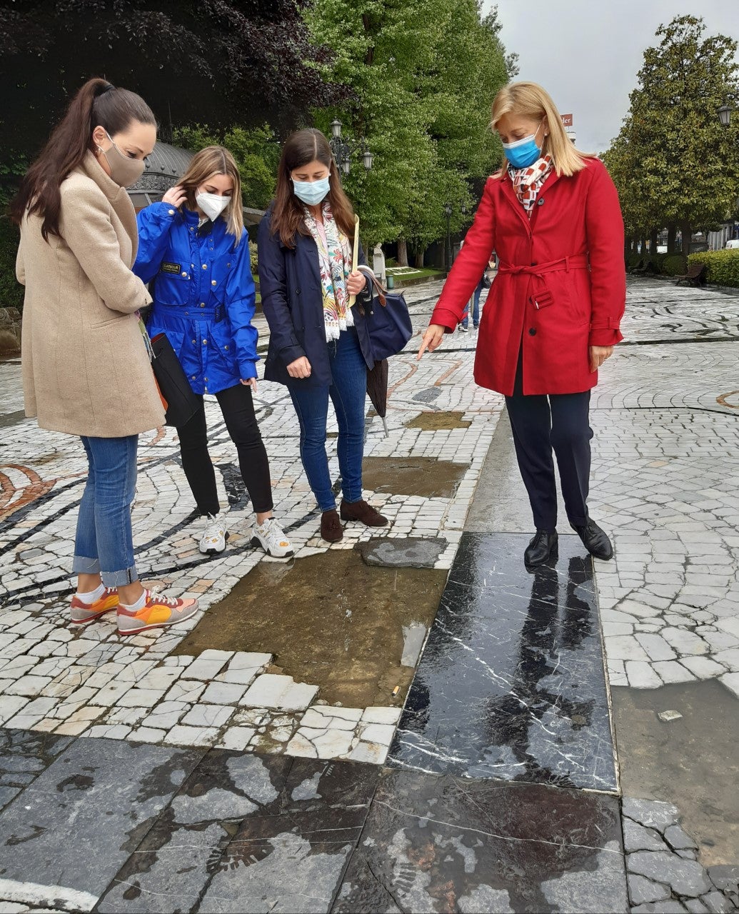 Vox comienza una recogida de firmas para exigir la reparación del mosaico de los Álamos Vox comienza una recogida de firmas para exigir la reparación del mosaico de los Álamos