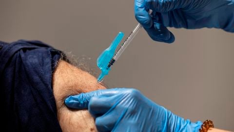 Imagen de archivo de un hombre recibiendo una vacuna.