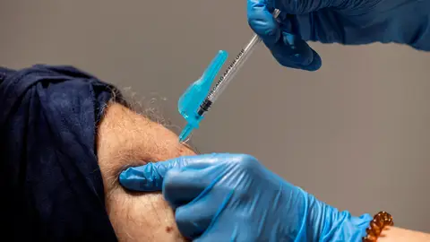 Imagen de archivo de un hombre recibiendo una vacuna. Imagen de archivo de un hombre recibiendo una vacuna.