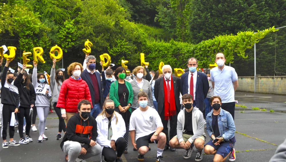 El Padre Ángel con los responsables del Instituto y alcalde de Piloña