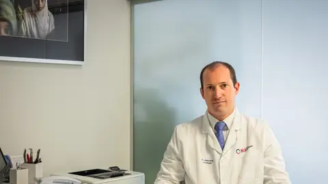 El Dr. Ballesteros en la consulta de cardiología de HLA El Ángel HLA El Ángel acompaña el latido de sus pacientes con la técnica de estimulación fisiológica