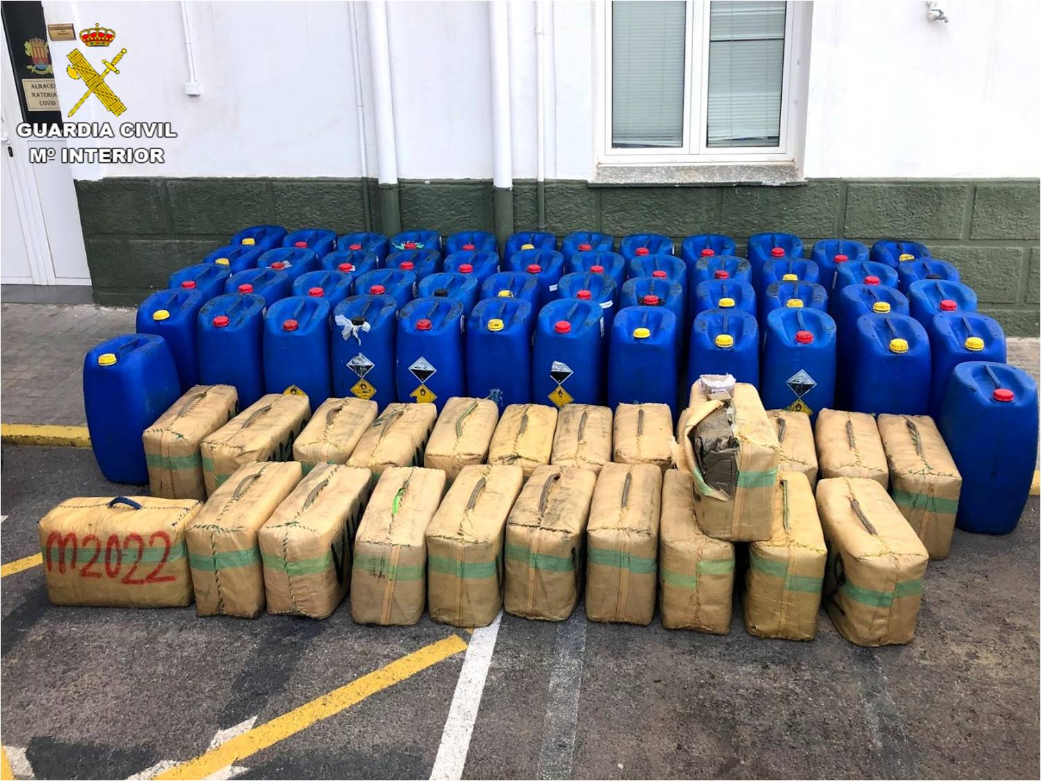La Guardia Civil intercepta un grupo de narcotraficantes que tenía 2,5 toneladas de hachís en un yate en Santa Pola La Guardia Civil intercepta un grupo de narcotraficantes que tenía 2,5 toneladas de hachís en un yate en Santa Pola
