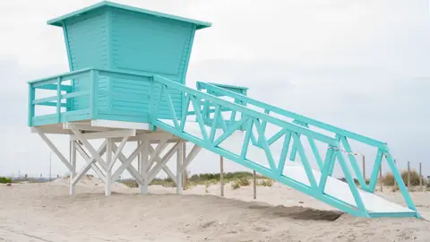 Un puesto de socorrismo de la playa de Camposoto Un puesto de socorrismo de la playa de Camposoto